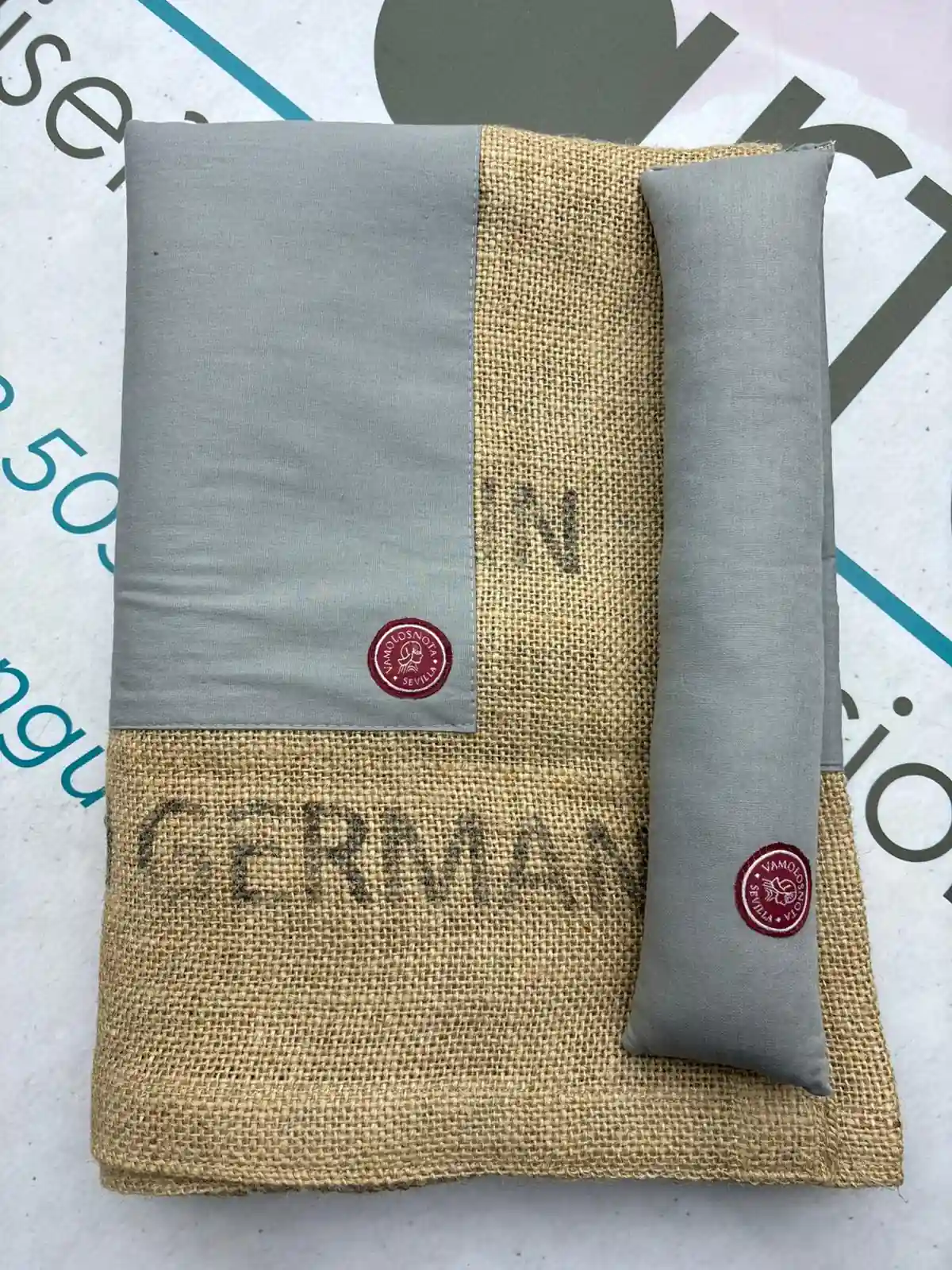 Costales elaborados artesanalmente, compuesto por una combinación de tela lisa o estampada y un saco de trama simple, como pueden ser de Brasil, Raw Coffee Mexico, descafeinado , honduras, etc.