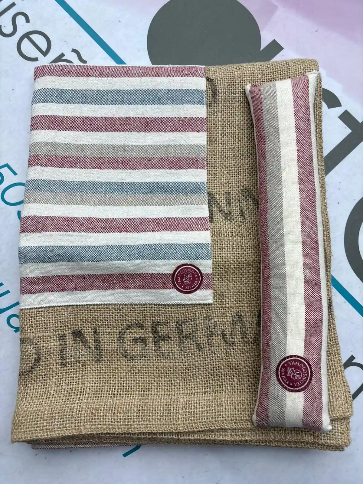 Costales elaborados artesanalmente, compuesto por una combinación de tela lisa o estampada y un saco de trama simple, como pueden ser de Brasil, Raw Coffee Mexico, descafeinado , honduras, etc.