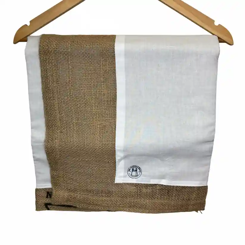 Costales elaborados artesanalmente, compuesto por una combinación de tela lisa o estampada y un saco de trama simple, como pueden ser de Brasil, Raw Coffee Mexico, descafeinado , honduras, etc.