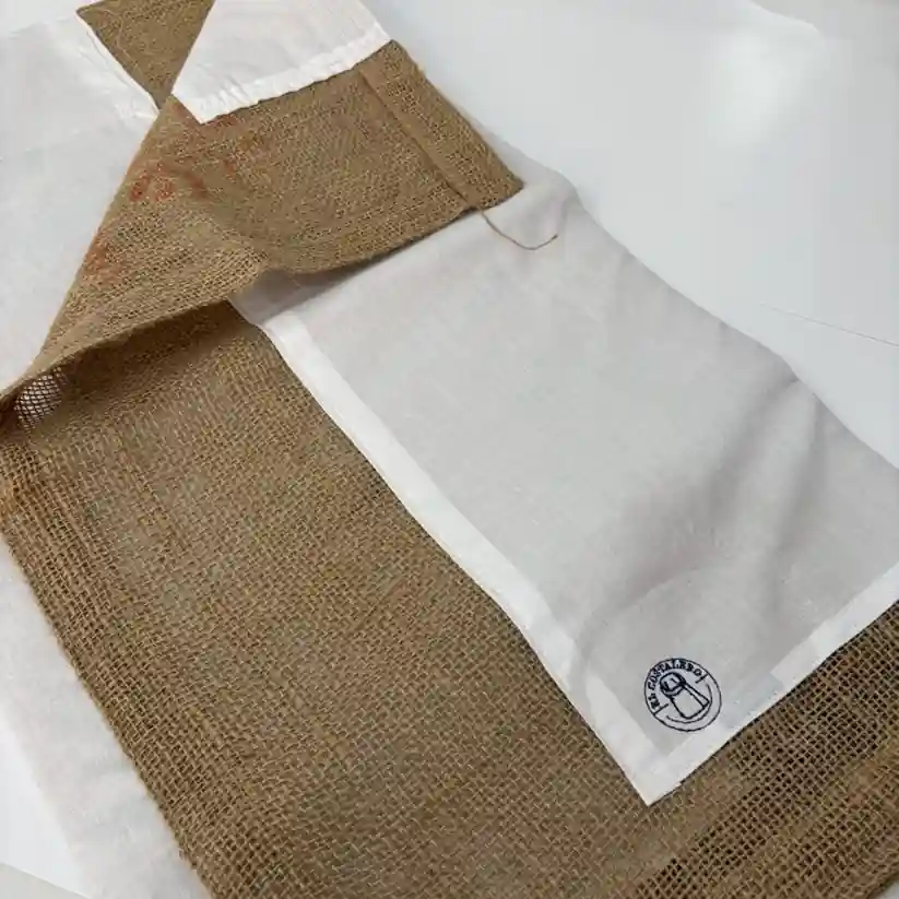 Costales elaborados artesanalmente, compuesto por una combinación de tela lisa o estampada y un saco de trama simple, como pueden ser de Brasil, Raw Coffee Mexico, descafeinado , honduras, etc.