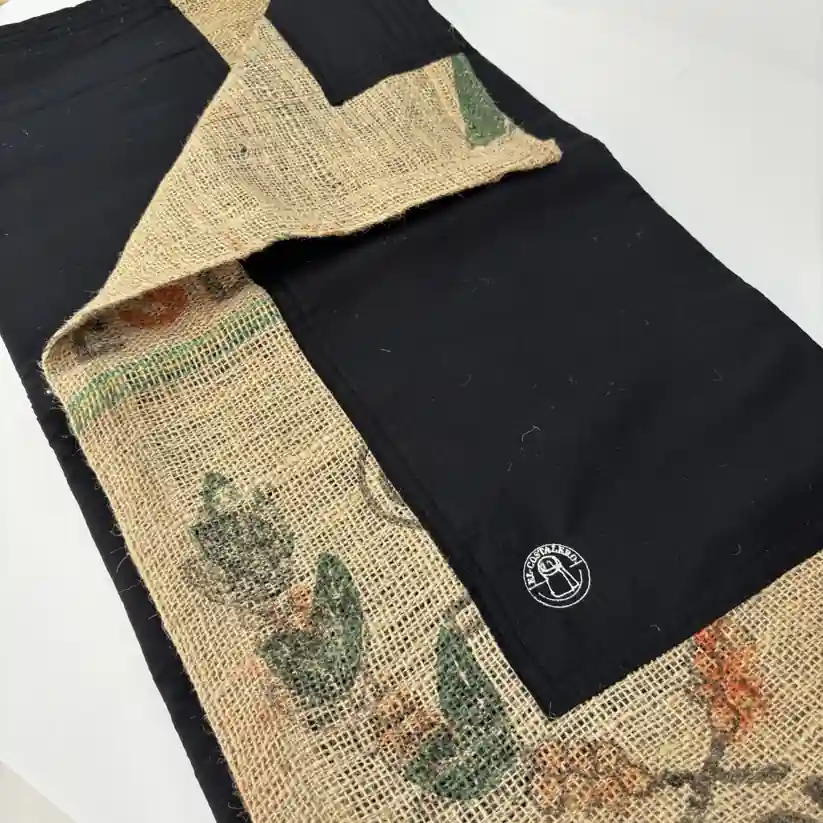 Costales elaborados artesanalmente, compuesto por una combinación de tela lisa o estampada y un saco de trama simple, como pueden ser de Brasil, Raw Coffee Mexico, descafeinado , honduras, etc.