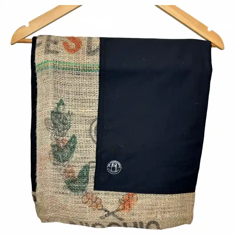 Costales elaborados artesanalmente, compuesto por una combinación de tela lisa o estampada y un saco de trama simple, como pueden ser de Brasil, Raw Coffee Mexico, descafeinado , honduras, etc.